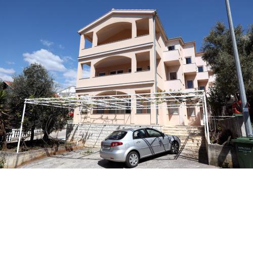 Beautiful 2-Bed Apartment in Okrug Gornji