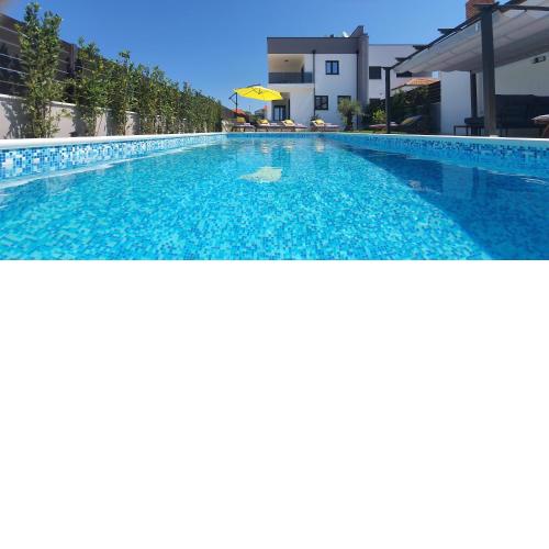 Beautiful 4 bedroom villa with pool, spa&fitness area - AE1576