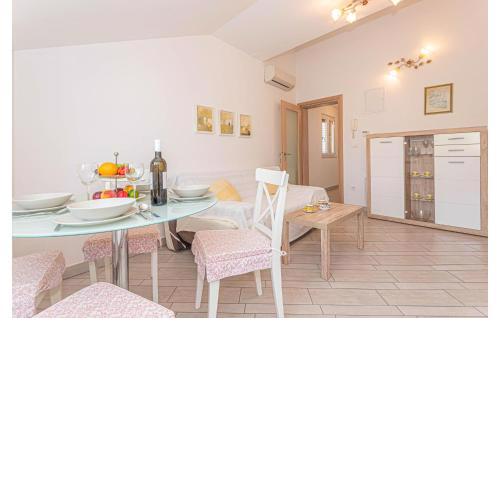 Beautiful apartment in Brodarica with WiFi and 1 Bedrooms