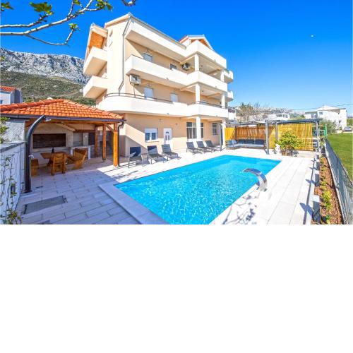 Beautiful apartment in Kastel Gomilica with Outdoor swimming pool, WiFi and 2 Bedrooms