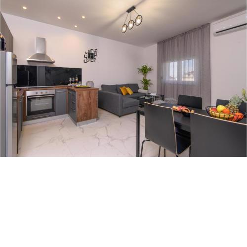 Beautiful apartment in Kastel Gomilica with WiFi and 2 Bedrooms