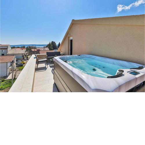Beautiful Apartment In Kastel Luksic With Jacuzzi, Wifi And 2 Bedrooms