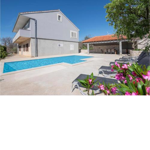 Beautiful apartment in Katuni with Outdoor swimming pool, WiFi and 3 Bedrooms