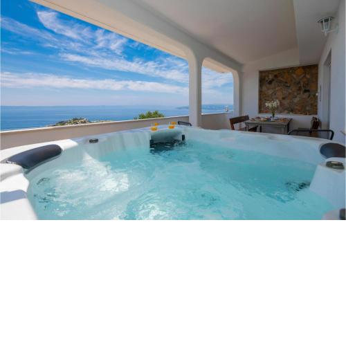 Beautiful apartment in Makarska with 3 Bedrooms and WiFi