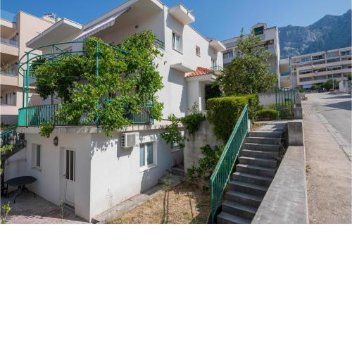 Beautiful apartment in Makarska with WiFi