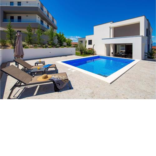 Beautiful apartment in Malinska with Outdoor swimming pool, WiFi and 3 Bedrooms