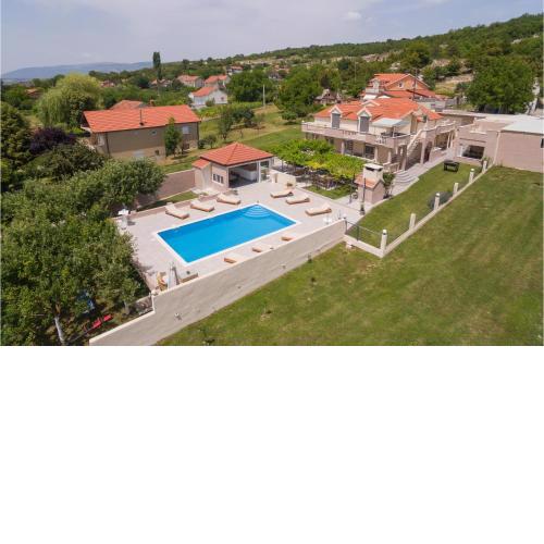 Beautiful apartment in Obrovac Sinjski w/ Outdoor swimming pool and 3 Bedrooms