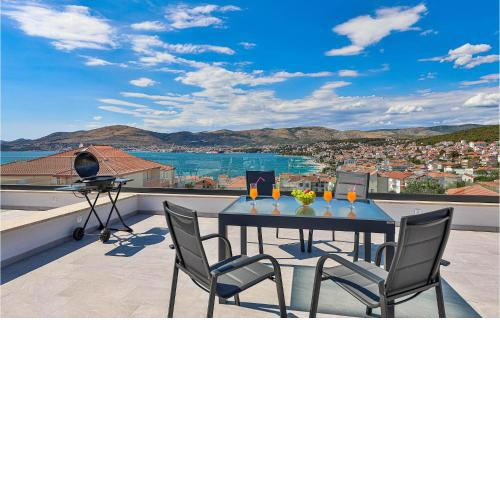 Beautiful apartment in Okrug Gornji with Outdoor swimming pool, WiFi and 2 Bedrooms