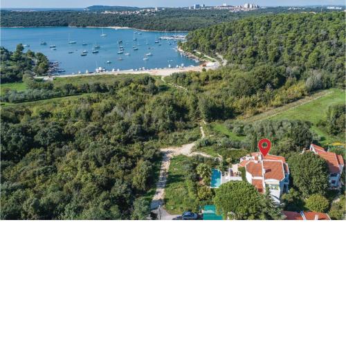 Beautiful apartment in Pula with Outdoor swimming pool and WiFi