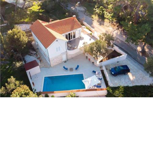 Beautiful apartment in Splitska-Postira with Outdoor swimming pool and 3 Bedrooms