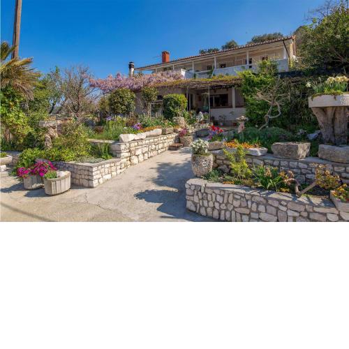 Beautiful apartment in Supetarska Draga with WiFi