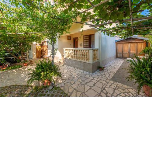 Beautiful apartment in Zadar with WiFi and 2 Bedrooms