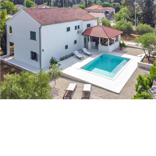 Beautiful apartment in Zrnovo with Outdoor swimming pool, 3 Bedrooms and WiFi