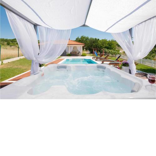 Beautiful Home In Gornji Vinjani With 3 Bedrooms, Jacuzzi And Outdoor Swimming Pool