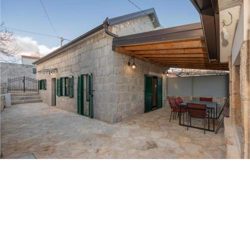 Beautiful home in Gornji Vinjani with Jacuzzi and 1 Bedrooms