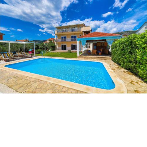 Beautiful Home In Kastel Luksic With 7 Bedrooms, Wifi And Outdoor Swimming Pool