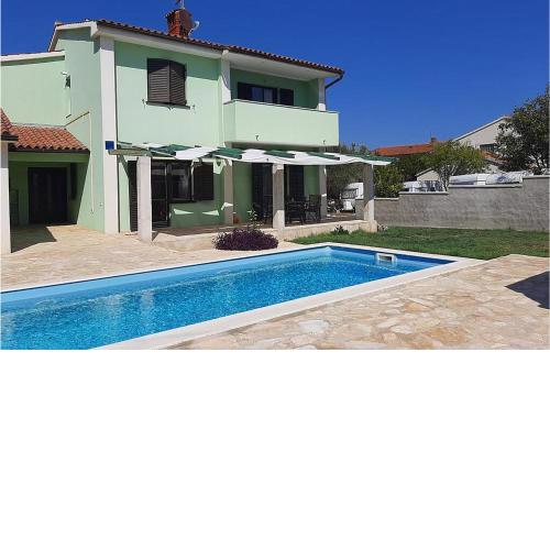 Beautiful home in Liznjan with 4 Bedrooms, WiFi and Outdoor swimming pool
