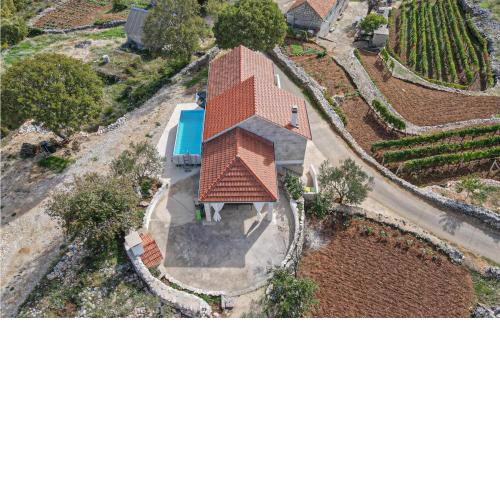 Beautiful home in Lokviii with Jacuzzi, 2 Bedrooms and WiFi