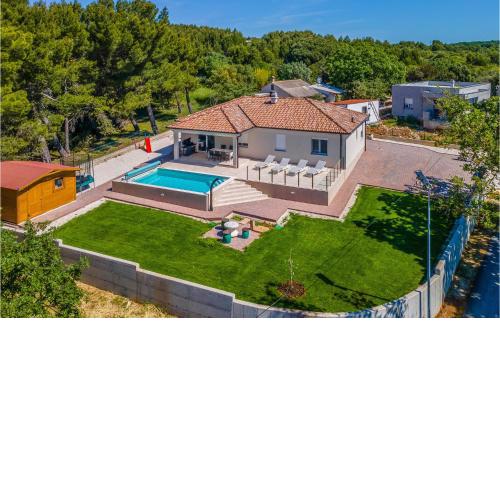 Beautiful home in Medulin with 3 Bedrooms, WiFi and Outdoor swimming pool