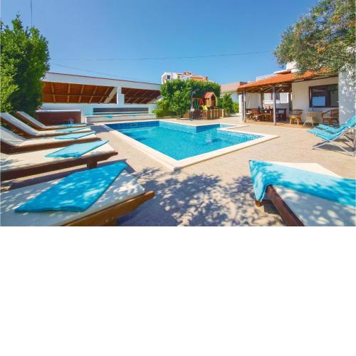 Beautiful Home In Okrug Gornji With 5 Bedrooms, Wifi And Outdoor Swimming Pool