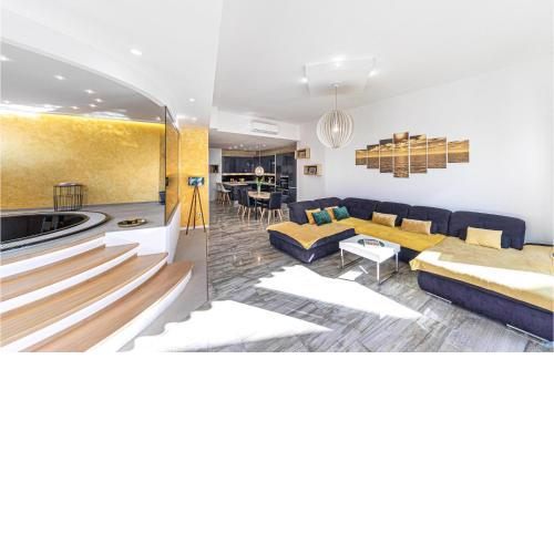 Beautiful home in Okrug Gornji with Jacuzzi, WiFi and 2 Bedrooms