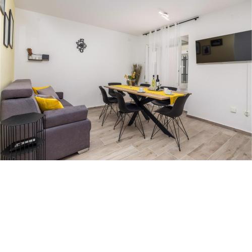 Beautiful home in Pag with WiFi and 4 Bedrooms