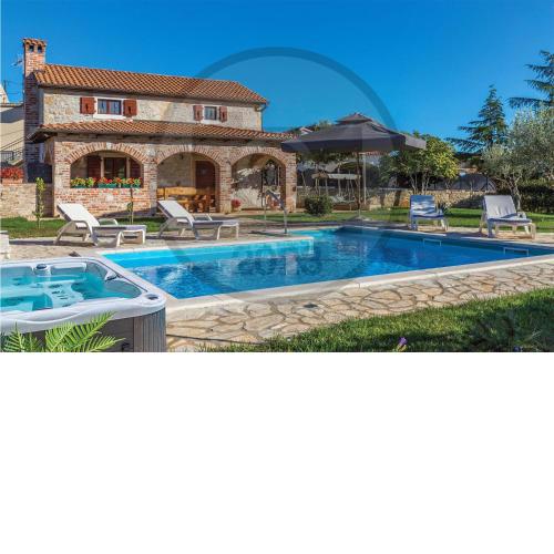 Beautiful Home In Porec With 2 Bedrooms, Outdoor Swimming Pool And Jacuzzi