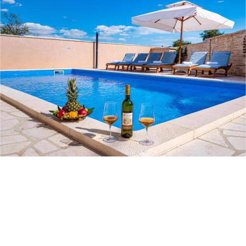Beautiful Home In Pridraga With 4 Bedrooms, Jacuzzi And Outdoor Swimming Pool