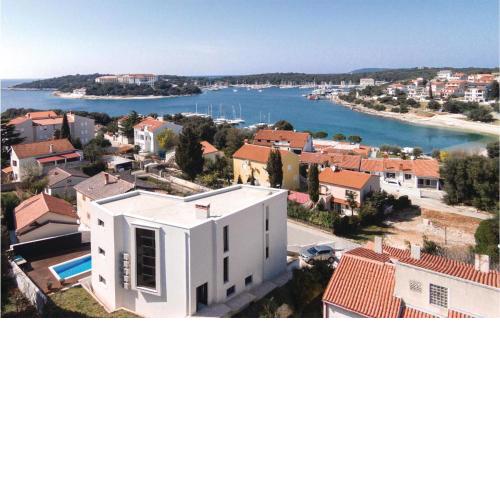 Beautiful home in Pula with Jacuzzi, WiFi and 4 Bedrooms