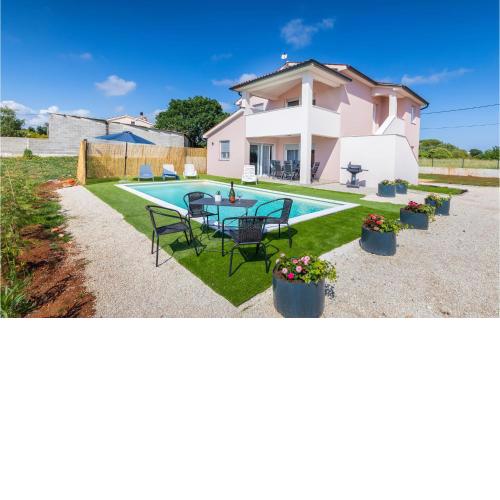 Beautiful home in Pula with Outdoor swimming pool, WiFi and 3 Bedrooms