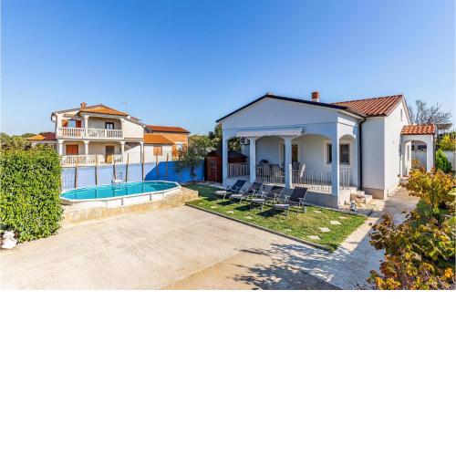 Beautiful home in Pula with WiFi, 3 Bedrooms and Outdoor swimming pool