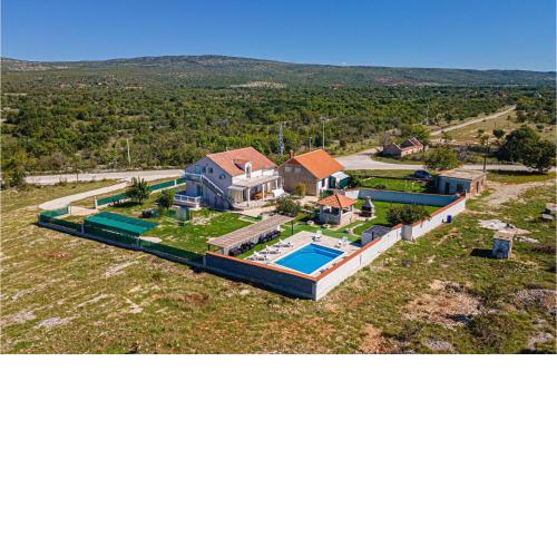 Beautiful home in Sedramic with Outdoor swimming pool, 3 Bedrooms and WiFi