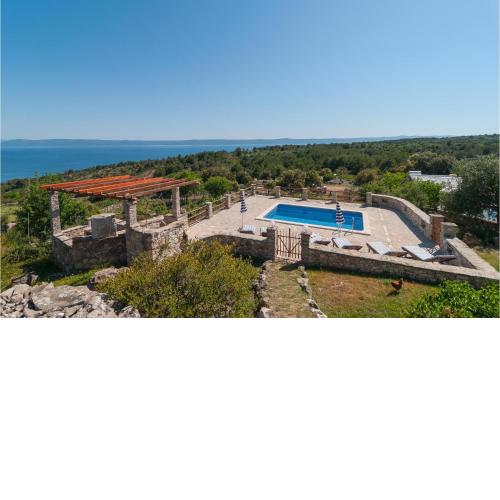 Beautiful home in Selca with Private swimming pool, 3 Bedrooms and Outdoor swimming pool