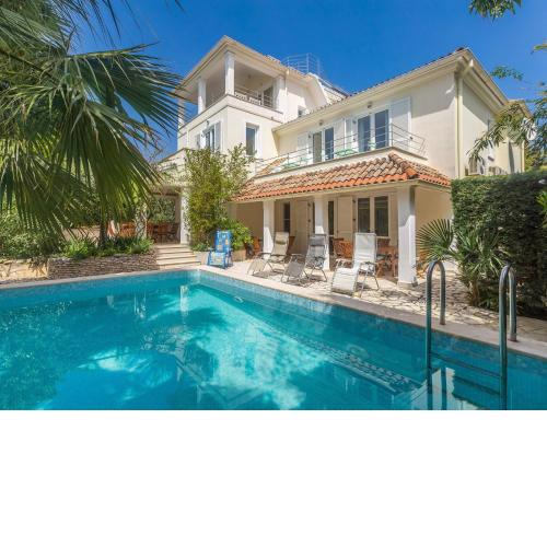 Beautiful villa in Premantura with private pool and sea view