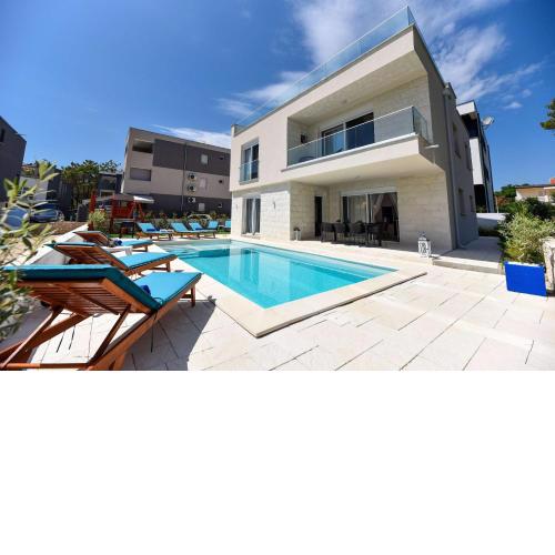 Beautiful Villa Leona Vir