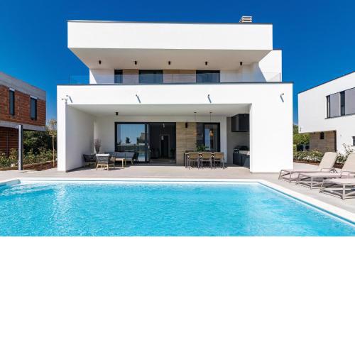 Beautiful villa Tihi Otok with hydromassage pool near the beach