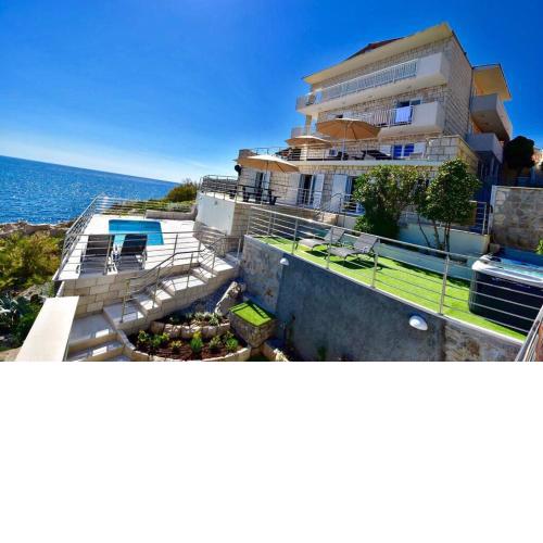 Blue Views Villa with Heated Pool & Jacuzzi