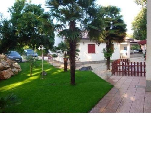 Bungalow Garden in Doppelhaushälfte mit Swimmingpool, Garten und Terrasse