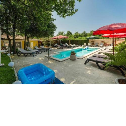 Bungalow Lavandel mit Pool und Garten
