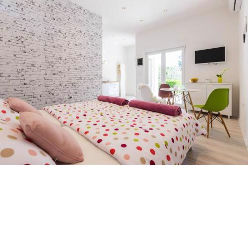 CANDY ap.-near center,bus,beach+free parking place