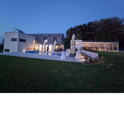 Casa Cielo, new modern villa with outdoor pool