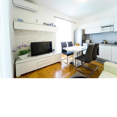 Central Palace Apartment