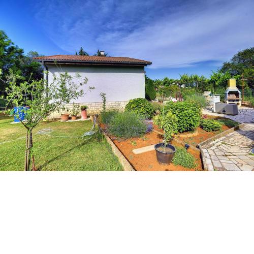 Charmantes Ferienhaus mit WLAN-Internet auf einem gezäunten Grundstück