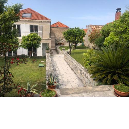 Charming apartment for 2+2 pax in Cavtat