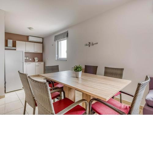 Charming Apartment in Novalja near Zr e Beach