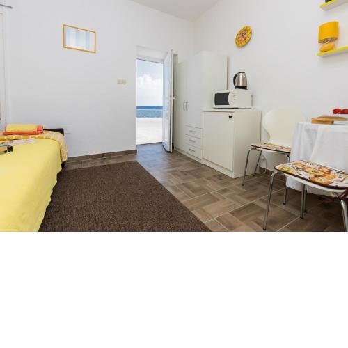 Charming Seafront Apartment Yellow