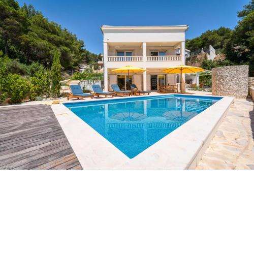 Charming Villa 30m from the beach, pool, 6 bedrooms, WiFi, Garden, Parking