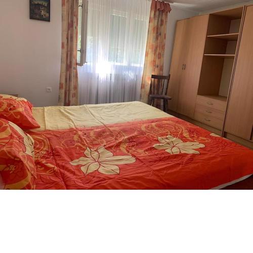 Cheerfull 2-bedroom with patio. Close to all ameneties.