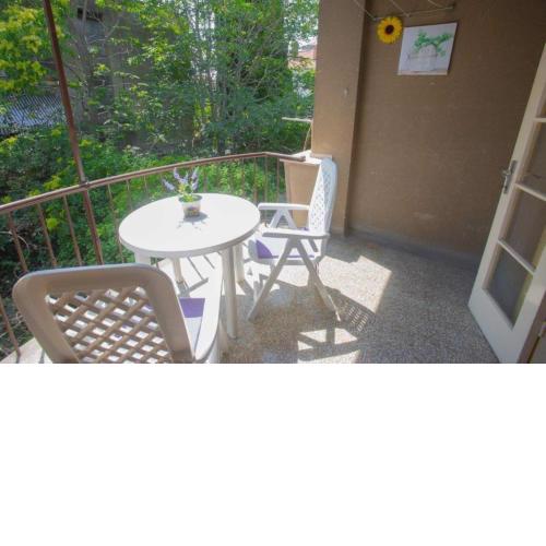 Comfortable apartment with balcony & garden view