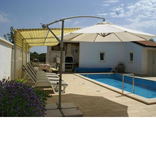 Comfy apartment in Vinkuran with the beach nearby